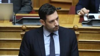 Η σιωπηλή παρουσία Κυρανάκη στο μνημόσυνο των Τεμπών