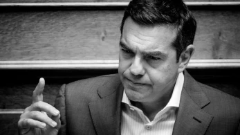 Ο Τσίπρας πέφτει στις μετρήσεις και προσπαθεί να εμφανιστεί ως «το παιδί του λαού»