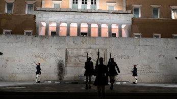 Τα κροκοδείλια δάκρυα «θεσμικών» και συνταγματολόγων για τα «κομμάτια» της αντιπολίτευσης