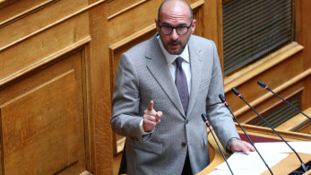 Ο Τζανακόπουλος αντιδρά στην ανάκληση του ασύλου του προέδρου της Πακιστανικής Κοινότητας