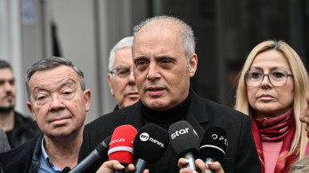 Πώς ο Βελόπουλος προσπάθησε να «πουλήσει» fake news για τον Γκέιτς, τον Επστάιν και την πανδημία