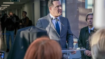 Ο Άδωνις και ο μοναχικός διαδηλωτής στην Πάτρα