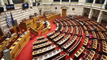 Βουλή: «Πράσινο φως» για το νομοσχέδιο μετανάστευσης - 9+1 απαντήσεις για τις αλλαγές