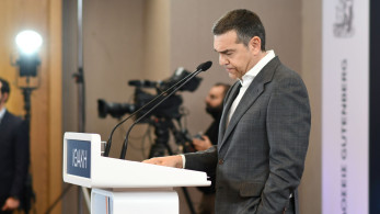 Με το βλέμμα στο κόμμα της Καρυστιανού ο Τσίπρας: μαδάει πάλι τη… μαργαρίτα