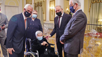 Ο Χρίστος Λιάπης αποχαιρετά την Ελένη Αρβελέρ