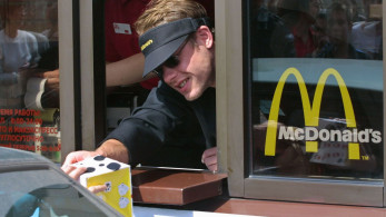 Σαν σήμερα το 1990 η Μόσχα μαθαίνει να τρώει χάμπουργκερ