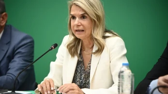 Η Αποστολάκη τα βάζει με τις δημοσκοπήσεις: κάποιοι θέλουν να σας χειραγωγήσουν