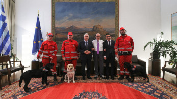 Δυο σκύλους διασώστες δώρισε η Βουλή στον Ερυθρό Σταυρό