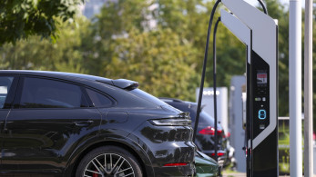 Σήμα κινδύνου από τον κλάδο αυτοκινήτου: Το τελεσίγραφο της αυτοκινητοβιομηχανίας για τις υποδομές της ΕΕ