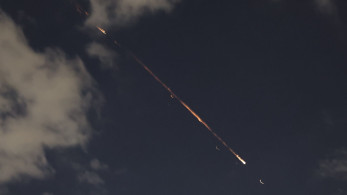 Ιράν: στοχοθέτησε ισραηλινές αεροπορικές βάσεις και τη Σιν Μπετ - Χτυπήματα σε υποδομές του Κόλπου και πλοία