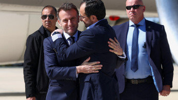 Η αγκαλιά που ντρόπιασε τον Στάρμερ: Πώς η επίσκεψη Μακρόν στην Κύπρο σόκαρε τη Βρετανία