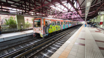 Επίθεση με πέτρες σε συρμό του Ηλεκτρικού: Τραυματισμός επιβάτη και άμεση επέμβαση αρχών