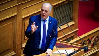 Ο Βελόπουλος διαμαρτύρεται ότι ο ανεξάρτητος βουλευτής Φλώρος τον αποκάλεσε «καράφλα»