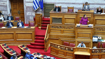 Νέες χυδαιότητες Κωνσταντοπούλου στη Βουλή - Αγανακτισμένος ο Κακλαμάνης: «Ντροπή»