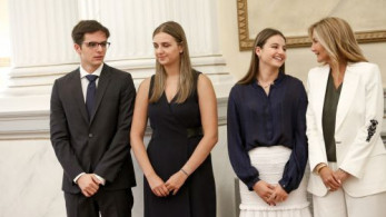 Έλεος με τα fake news: προκλητικό και χυδαίο δημοσίευμα ισχυρίζεται επιστροφή της Σοφίας Μητσοτάκη από το Ντουμπάι με ιδιωτικό τζετ