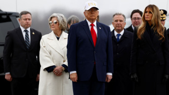 Ντόναλντ Τραμπ: παρών στην τελετή υποδοχής των σορών 6 Αμερικανών στρατιωτών που σκοτώθηκαν στο Κουβέιτ - Δίπλα του η Μελάνια (photos & video)