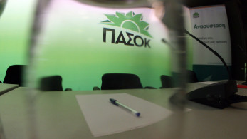 Μαύρες πλερέζες στο ΠΑΣΟΚ: το κούνημα της βελόνας που τους έκοψε τα πόδια