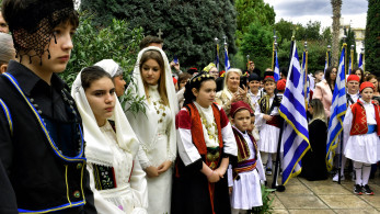 Μαθητές από πέντε σχολεία της Αττικής παρελαύνουν στη Γαύδο φορώντας παραδοσιακές στολές