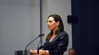 Η Όλγα Κεφαλογιάννη εγκαινίασε την έκθεση για τον Stephen Antonakos στο Ίδρυμα Θεοχαράκη