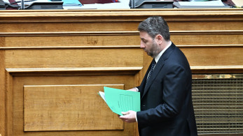 Η «ξυλολιάδα» του ΠΑΣΟΚ: τα περί παρακολουθήσεων και ο κουβάς του Ανδρουλάκη