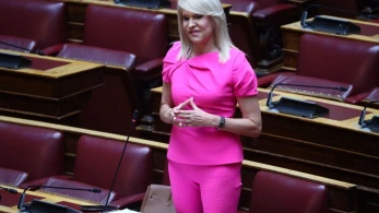 Η Τζάκρη έτοιμη να αλλάξει για τέταρτη φορά κόμμα: Κοιτάει πάλι προς το ΠΑΣΟΚ