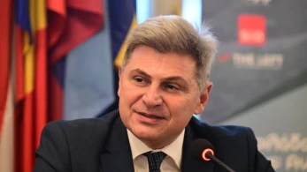 Ο Φαραντούρης τρέχει στον Ανδρουλάκη και τον αποκαλεί εν δυνάμει πρωθυπουργό