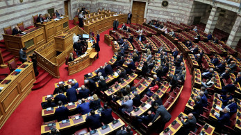 Και μετά απορούν για την… κολλημένη βελόνα: τα καρποφόρα λεφτόδεντρα της αντιπολίτευσης