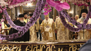 Συγκίνηση στο κέντρο της Αθήνας: Χιλιάδες πιστοί στην περιφορά του Επιταφίου της Μητρόπολης Αθηνών (photo - video)