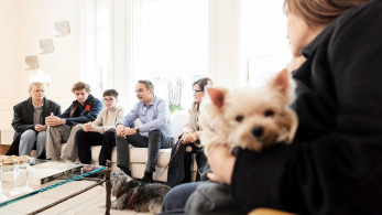 Συνάντηση Μητσοτάκη με επαναπατρισθέντες από τον Κόλπο και τα κατοικίδιά τους στο Μαξίμου (photos)