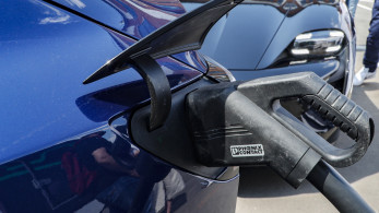 Politico: αντίθετοι με την απαγόρευση των θερμικών αυτοκινήτων οι Ευρωπαίοι - το 58% θέλει ελευθερία επιλογών