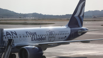 Άραξος: Σοβαρό ατύχημα στην πρώτη άφιξη της TUI - Κατέρρευσε σκάλα επιβίβασης με δημοσιογράφους, τρεις τραυματίες (video)