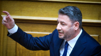 Ο Ανδρουλάκης στα… κεραμίδια: το κόμμα Τσίπρα, οι δημοσκοπήσεις και η αγωνία που οδηγεί στα άκρα