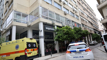 Νεκρή γυναίκα σε ακάλυπτο χώρο πολυκατοικίας στο κέντρο της Αθήνας (video)