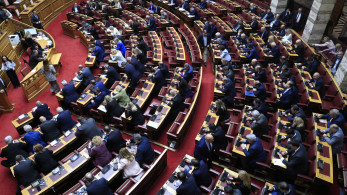 Υπερπλεόνασμα: Ρεσιτάλ λαϊκισμού από την αντιπολίτευση - Μοιράζουν τα πάντα, χωρίς να εξηγούν από πού θα βρεθούν