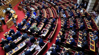 Οι άρσεις ασυλίας, η ψηφοφορία και ο… κουβάς: τα όμορφα σενάρια όμορφα καίγονται