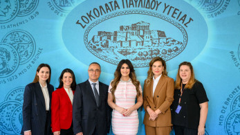 Κίμπερλι Γκιλφόιλ: επισκέφθηκε το ιστορικό εργοστάσιο του «Παυλίδη»
