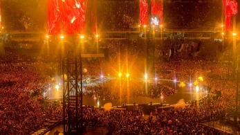 Οι Metallica συγκέντρωσαν 80.000 θεατές στο ΟΑΚΑ - Το συρτάκι, οι «Τρύπες» και η κορυφαία στιγμή της βραδιάς (video)