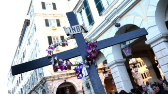 Από τον «ιπτάμενο παπά» στην «Γκλόρια» - Τα εντυπωσιακά έθιμα της Πρώτης Ανάστασης (video)