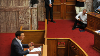 «Στο χιλιοστό»: Πώς οι αυταπάτες της κυβέρνησης Τσίπρα έφεραν οικονομική ασφυξία (video)