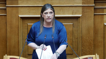 Τσίπρας, Καρυστιανού πιέζουν τη Ζωή: απασφάλισε στη Βουλή με το βλέμμα στις δημοσκοπήσεις