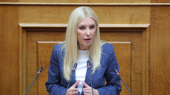 Άγρια σύγκρουση Φωτεινής Αραμπατζή-Ζωής Κωνσταντοπούλου στη Βουλή: «Να κατεβείτε από την έδρα»