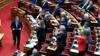 Το ΠΑΣΟΚ ψηφίζει «παρών» στη Βουλή και δηλώνει «ωσεί παρών» στην κοινωνία