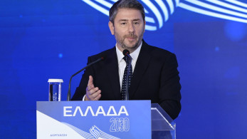 Λεφτόδεντρα, 120 δόσεις και τετραήμερο: πώς το ΠΑΣΟΚ ξαναγράφει το εγχειρίδιο του λαϊκισμού