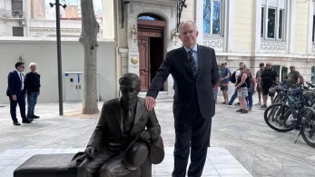 Κωνσταντίνος Τασούλας: η φωτογραφία μπροστά στο άγαλμα του Καβάφη και η αγάπη του για την ποίηση
