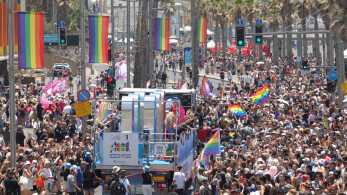 Τελ Αβίβ Pride: χιλιάδες στους δρόμους μετά από δύο χρόνια - Πορτρέτο του Χαμενεΐ με μακιγιάζ (video)