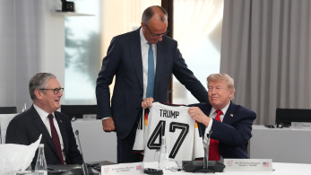 G7: ο Μερτς δώρισε στον Τραμπ φανέλα της εθνικής Γερμανίας με το όνομά του