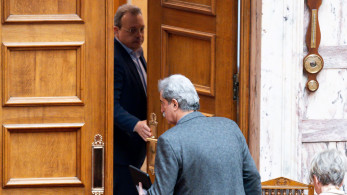 O Πολάκης στέλνει… τελεσίγραφα και ο Φάμελλος στέκεται «συντροφικά» στον Τσίπρα
