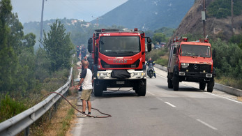Σε ύφεση η φωτιά στο Λουτράκι μετά την άμεση και μεγάλη κινητοποίηση - Μία σύλληψη (video)