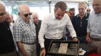 Ο Κυριάκος Μητσοτάκης έπαιξε τάβλι με θαμώνα σε καφενείο (video)