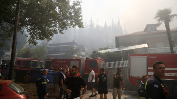 Απειλεί σπίτια η φωτιά στο Ωραιόκαστρο: εντοπίστηκε σορός - Γυναίκα υπέστη εγκαύματα (video)